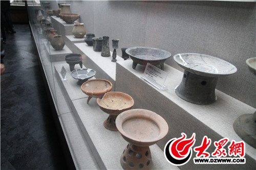 東夷文化博物館館內(nèi)現(xiàn)有藏品850余件，品類豐富，特色突出