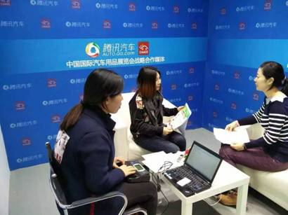 展會進(jìn)行當(dāng)中，貝適寶創(chuàng)始人之一的張冉冉女士在百忙之中也接受了騰訊汽車記者的專訪，暢談未來兒童安全座椅行業(yè)的發(fā)展趨勢，兒童安全座椅產(chǎn)品的功能期望以及自家智能座椅產(chǎn)品的一些細(xì)節(jié)。同時以一個孩子母親的角度也呼吁國內(nèi)兒童出行安全體系能夠盡快得以完善，為寶寶的出行安全營造一個良好社會氛圍，她表示，隨著國內(nèi)家庭汽車保有量的逐年增長，提升國內(nèi)父母的兒童出行安全意識現(xiàn)如今已經(jīng)迫在眉睫。