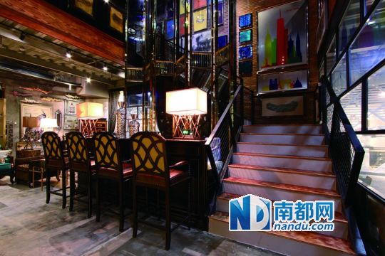 7米高的玻璃屏風(fēng)打造有味道的吧臺。