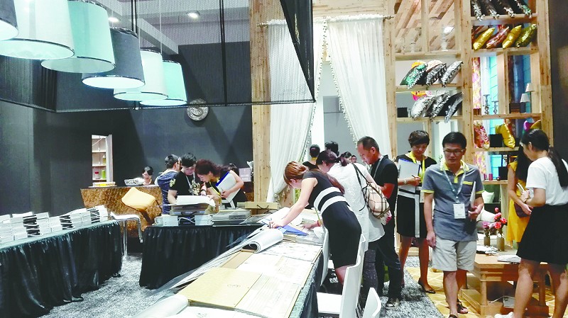 作為國內領先的中高端生活用品市場專業(yè)展會——中國（上海）國際時尚家居用品展覽會（簡稱“上海時尚家居展”）今年邁入第十個年頭，將于9月20日～22日在上海新國際博覽中心舉行。上一屆展會參展商數量創(chuàng)歷史紀錄，共吸引來自14個國家和地區(qū)的379家參展企業(yè)參展。上海時尚家居展作為國內家居及生活用品行業(yè)久富盛名的品牌盛會，來自國內外的知名行業(yè)巨頭均紛紛確定本屆繼續(xù)參展。
