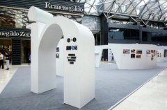 宋佳、吳秀波出席“湖畔in記”展覽開幕式